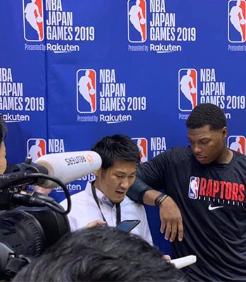 Shinkawa interpreting for NBA player Kyle Lowry in Tokyo