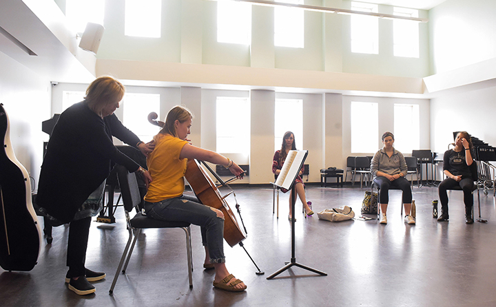 Photo of faculty member Sarah Weiss working with a group of students during the Meditation and Mindfulness course. 